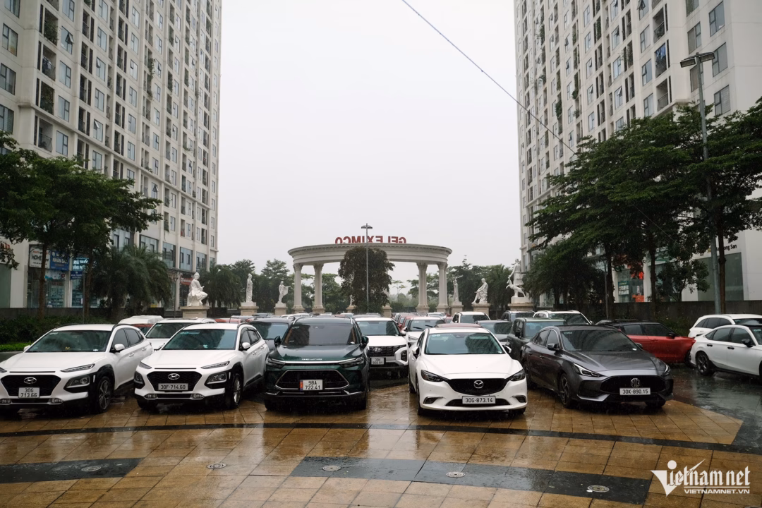 Khu đô thị Hà Nội xếp ô tô thành ‘tường chắn gió’ trước bão Theo quan sát của phóng viên, xe đỗ sát nhau, chỉ có hàng đầu có thể lái được ra ngoài, còn lại "bất động". Đến trưa 22/7, khi tín hiệu thời tiết tốt hơn, không có gió mạnh, nhiều ô tô đã được chủ lái đi.