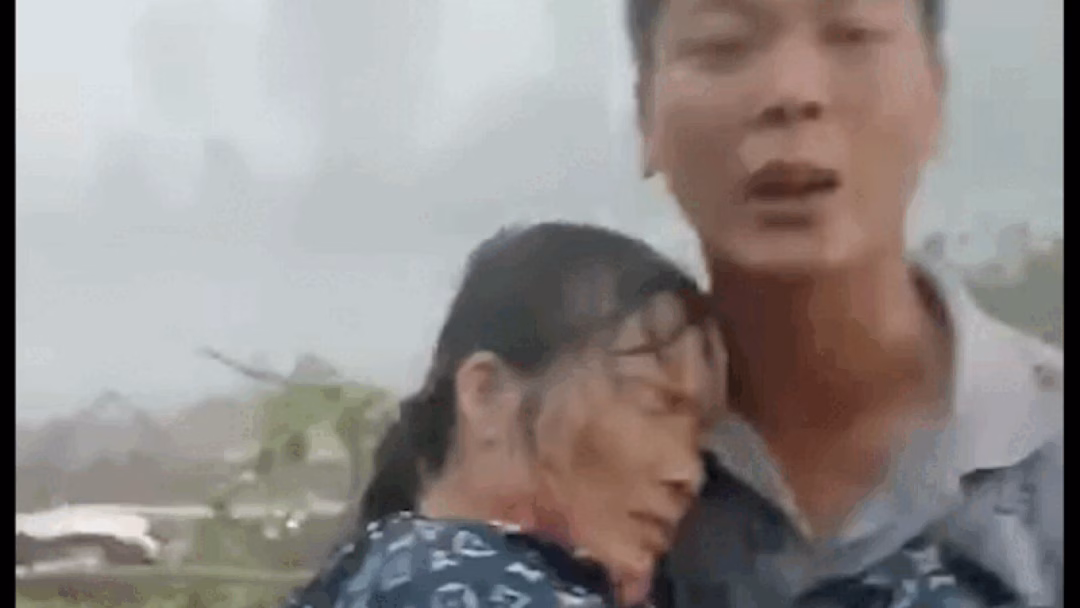 Người phụ nữ gặp nạn được anh Hiệp cứu kịp thời, đưa vào bệnh viện cấp cứu (Ảnh: Cắt từ clip).