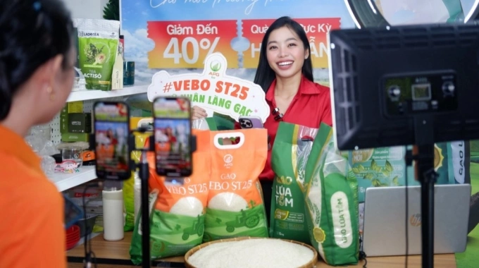 Nữ doanh nhân tăng doanh thu 80% nhờ bán hàng online và công nghệ AI Một phiên livestream trên TikTok Shop. Ảnh: NVCC