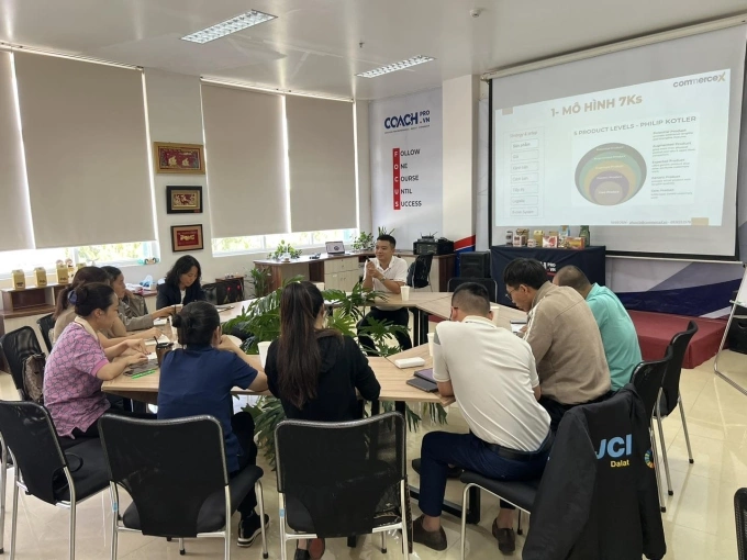 Nữ doanh nhân tăng doanh thu 80% nhờ bán hàng online và công nghệ AI Một buổi tập huấn về thương mại điện tử của commerceX cho các doanh nghiệp nhỏ tại Đà Lạt. Ảnh:
