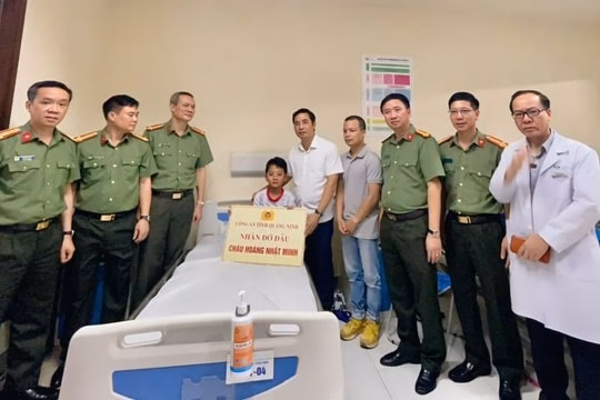 Công an tỉnh Quảng Ninh nhận đỡ đầu cháu bé sống sót trong vụ lật tàu du lịch trên Vịnh Hạ Long