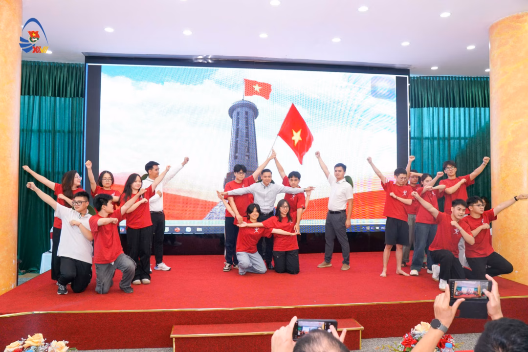 Sinh viên Bách khoa Hà Nội tụ họp trong Trại hè Tuổi trẻ Bách khoa 2025 Phần thi của Team 2 với chủ đề Vô cảm trong thời đại số”