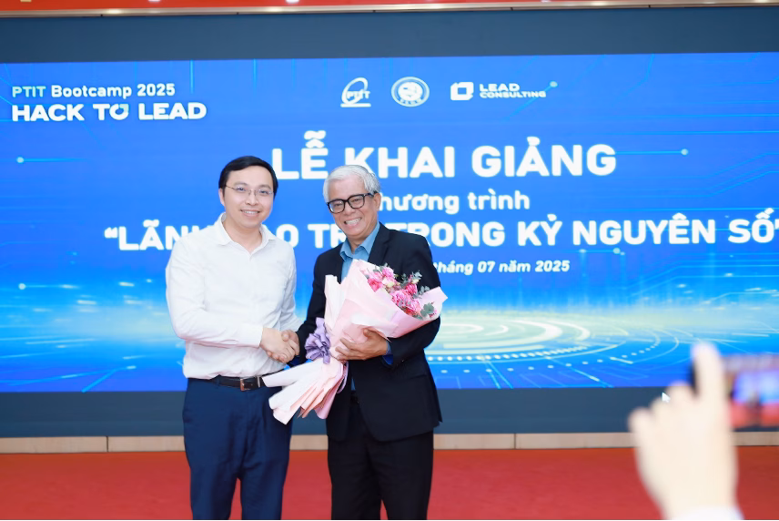 Đại sứ Phạm Quang Vinh nhận hoa cảm ơn từ Lãnh đạo Viện VLGM.