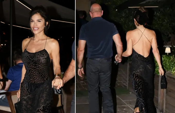 Cặp đôi tỷ phú Jeff Bezos và vợ gây ấn tượng với style hè ở Pháp Lauren Sanchez diện đầm mỏng tang, hở lưng khoe cơ thể săn chắc ở tuổi 55. Ảnh: Backgrid