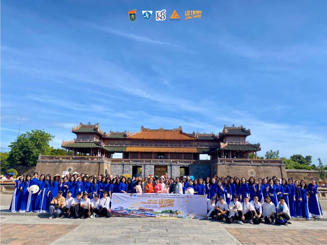 Đào tạo quản trị du lịch: trang bị kỹ năng toàn diện cho sinh viên Sinh viên ngành Quản trị Dịch vụ Du lịch và Lữ hành trong chuyến đi thực tế Kiến tập tổng hợp tại Đại Nội Huế
