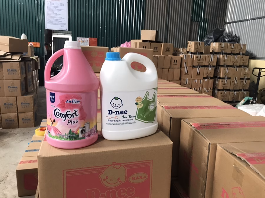 Đồ điện gia dụng giá rẻ: Mối nguy tiềm ẩn với sức khỏe Một cơ sở sản xuất nước giặt giả mạo nhãn hiệu D-nee, Comfort.