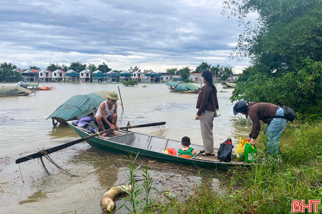 Hà Tĩnh: Nước lũ dâng cao, nguy cơ mất trắng hoa màu ở xã Đức Quang Nước lũ dâng cao khiến việc đi lại của người dân gặp rất nhiều khó khăn. Muốn di chuyển, người dân phải dùng đến thuyền nhỏ, ghe gỗ. Theo ghi nhận tại hiện trường, có nơi nước ngập sâu hơn 1 mét, các phương tiện cơ giới không thể lưu thông.