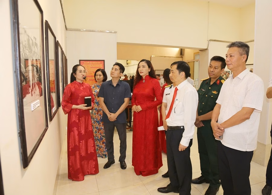 Các đại biểu tham quan triển lãm. Ảnh: ĐỖ HIỀN