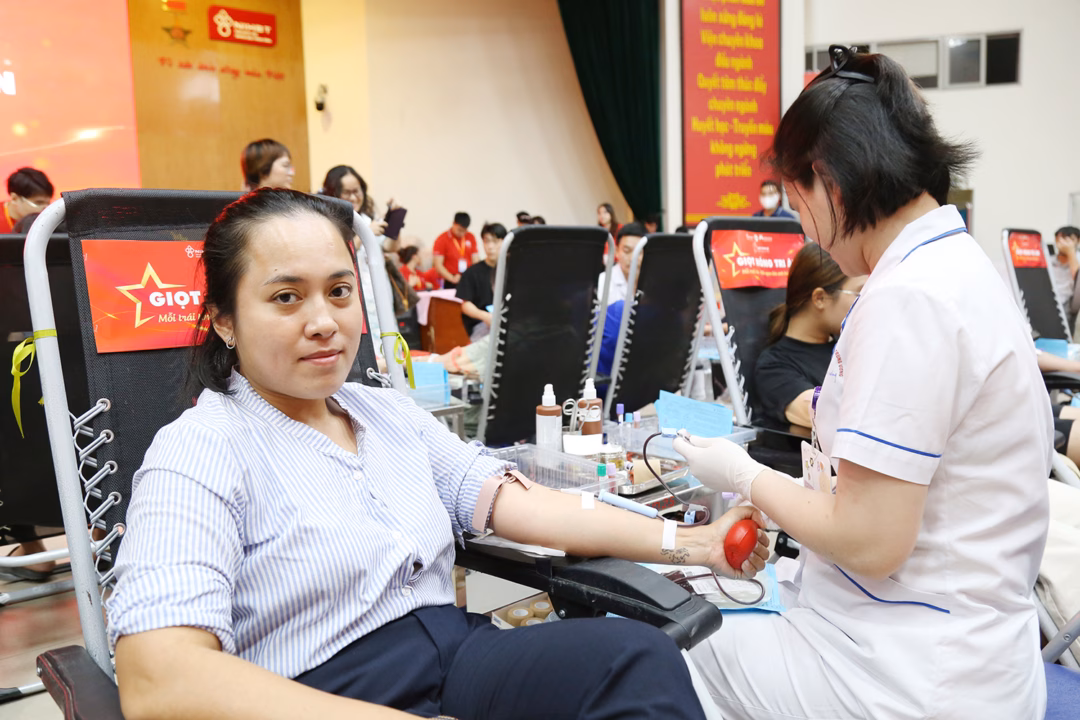 Hiến máu “Giọt hồng tri ân” – Lan tỏa nghĩa cử cao đẹp Chị Quỳnh tham gia hiến máu lần thứ 20.