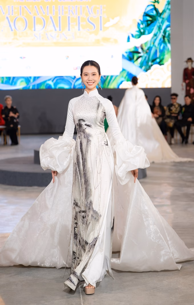 Người đẹp Nguyễn Vĩnh Hà Phương thể hiện trang phục gắn thêm tà quét sàn.