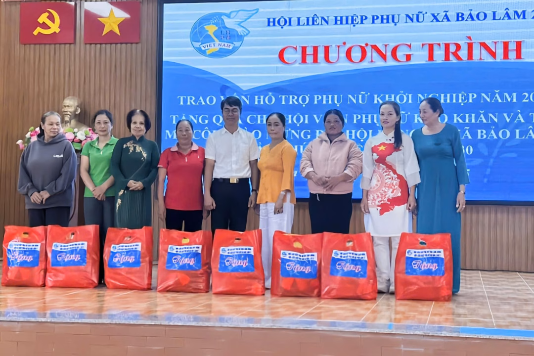 Hội LHPN xã Bảo Lâm 2 (Lâm Đồng) tặng quà cho các hội viên, phụ nữ có hoàn cảnh khó khăn trên địa bàn
