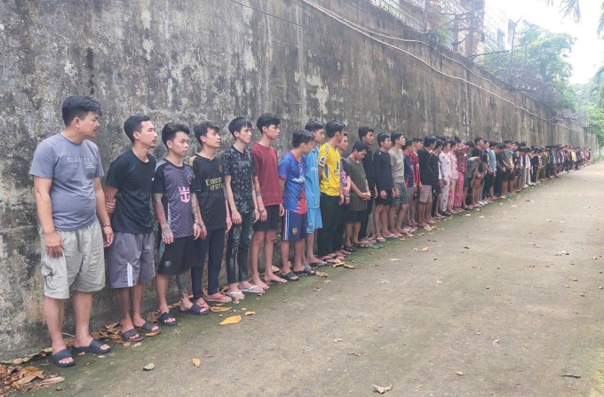 Khởi tố, bắt giam hàng trăm người liên quan vụ 3 quán bar ma túy ở TP HCM Những nghi can liên quan đến 3 quán bar bị bắt. Ảnh: Công an cung cấp
