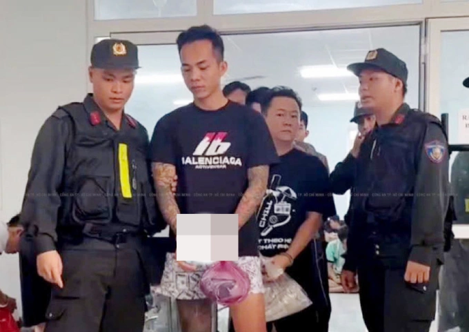 Khởi tố, bắt giam hàng trăm người liên quan vụ 3 quán bar ma túy ở TP HCM Cảnh sát đưa những nghi can về trụ sở. Ảnh: Công an cung cấp