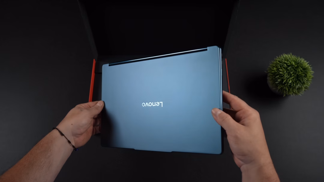 Lenovo Yoga Book 9i: Ultrabook hai màn hình OLED đẹp, mạnh nhưng có thời lượng pin ngắn Điểm nhấn duy nhất là logo Lenovo phản quang trên mặt A