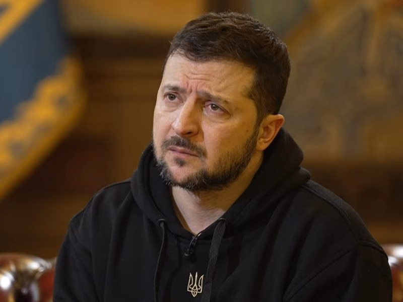 Nga tăng cường tấn công Ukraine, tình hình chính trị thêm rối phức Ông Zelensky buộc phải rút lại các sửa đổi gây tranh cãi sau cuộc biểu tình quy mô lớn ở Kiev. Ảnh: Sky News