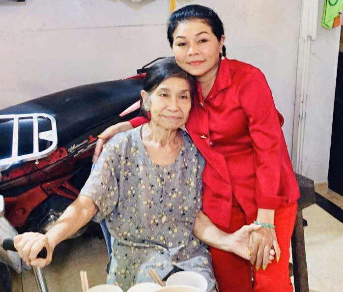 Nữ nghệ sĩ cải lương nhận thẻ căn cước sau 40 năm không giấy tờ Ths. Đạo diễn Thanh Hiệp và nghệ sĩ Thanh Thế