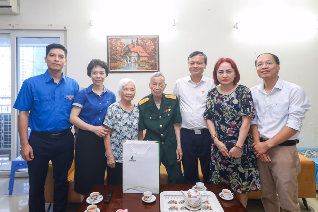 Petrovietnam tri ân Anh hùng La Văn Cầu và nạn nhân chất độc da cam Petrovietnam thăm hỏi, tri ân Anh hùng LLVT La Văn Cầu và các nạn nhân chất độc da cam