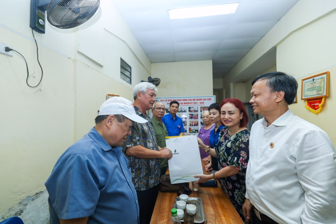 Petrovietnam tri ân Anh hùng La Văn Cầu và nạn nhân chất độc da cam Petrovietnam thăm hỏi, tri ân Anh hùng LLVT La Văn Cầu và các nạn nhân chất độc da cam