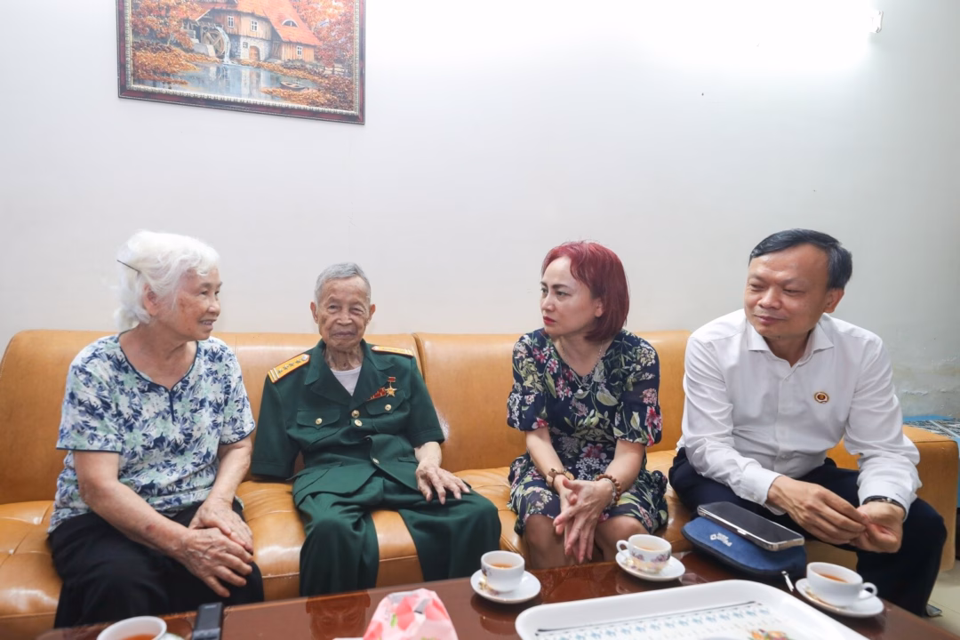 Petrovietnam tri ân Anh hùng La Văn Cầu và nạn nhân chất độc da cam Petrovietnam thăm hỏi, tri ân Anh hùng LLVT La Văn Cầu và Hội nạn nhân chất độc da cam