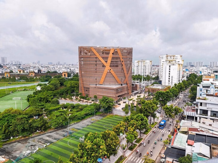 Rạp xiếc và biểu diễn đa năng Phú Thọ nhìn từ trên cao - Ảnh: CC1