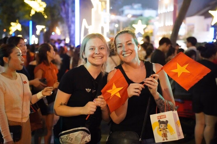 TP Hồ Chí Minh tìm cách níu giữ du khách Khách nước ngoài trải nghiệm nấu ăn cùng các bạn trẻ tại TP.HCM