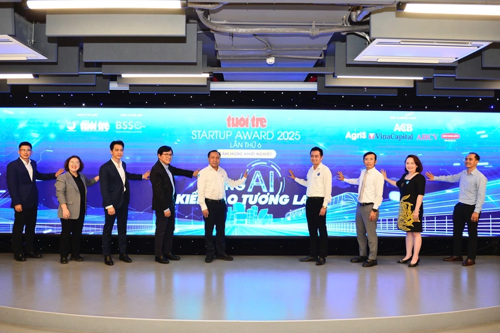 Tuổi Trẻ Startup Award 2025: Khơi dậy sức mạnh của AI trong khởi nghiệp Ban tổ chức và ban cố vấn thực hiện nghi thức công bố giải thưởng Tuổi Trẻ Startup 2025 - Ảnh: QUANG ĐỊNH