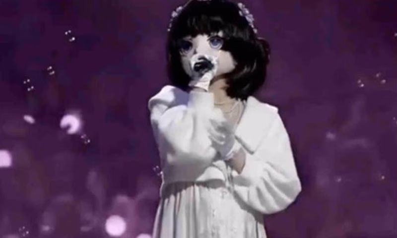 Cô ca sĩ đeo khẩu trang gây sốt với hơn 22 triệu người theo dõi tổ chức concert đầu tiên Nữ ca sĩ cũng đeo mặt nạ hoạt hình trên sân khấu và chưa bao giờ tiết lộ danh tính thực sự của mình. Ảnh Baidu