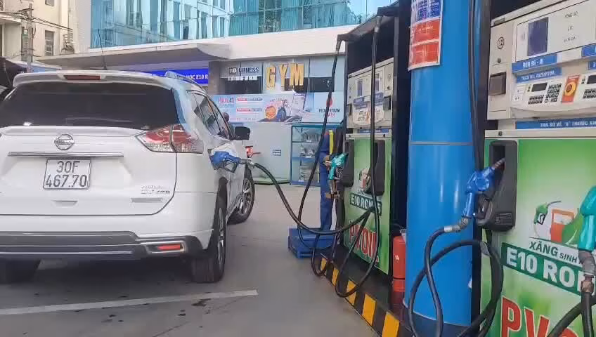 Hà Nội và các thành phố lớn đã triển khai bán xăng E10 Xăng E10 xuất hiện, nhiều người mua ngay trong giờ đầu mở bán- Ảnh 2.