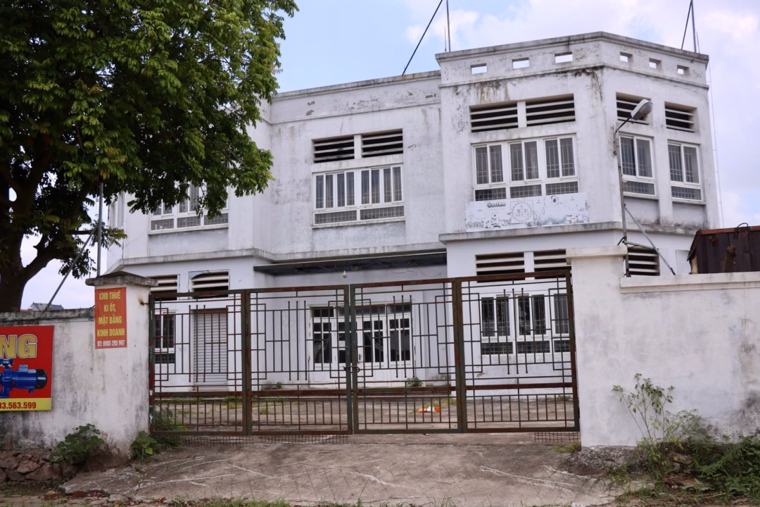 Hai chợ trăm tỷ ở Hà Nội bỏ hoang, trở thành nơi đổ rác