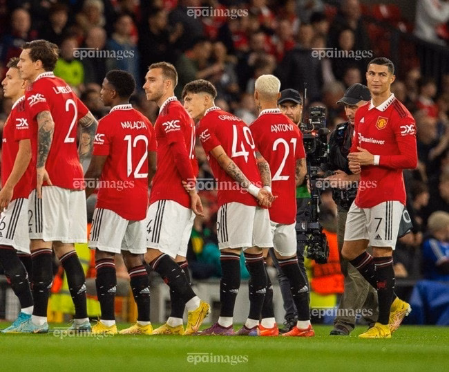 Man United đổi mới: Mua sao trẻ Cameroon, cải tổ đội hình mạnh mẽ Ronaldo vẫn giữ kỷ lục về mức lương cao nhất ở Manchester United. Ảnh: EPA.