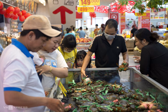 Nhu cầu tăng vọt, doanh nghiệp thủy hải sản có cơ hội phát triển thị trường nội địa Một số sản phẩm đóng gói được trưng bày tại hội nghị ngày 1/8. Ảnh: Dỹ Tùng