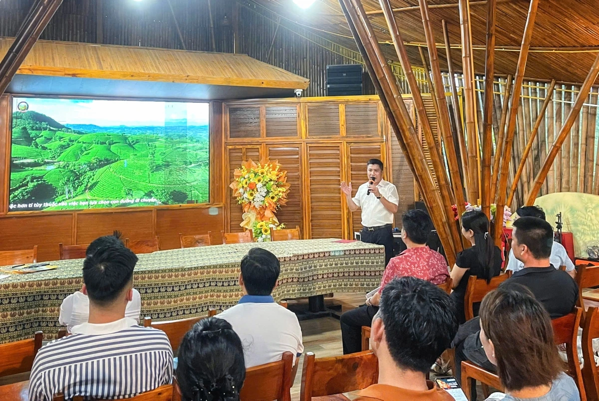 Phú Thọ liên kết vùng phát triển du lịch với các tỉnh phía Bắc Ông Nguyễn Ngọc Lân giới thiệu về đồi chè Long Cốc - một trong các sản phẩm du lịch trọng điểm tại Phú Thọ. Nguồn: Hiệp hội Du lịch Phú Thọ