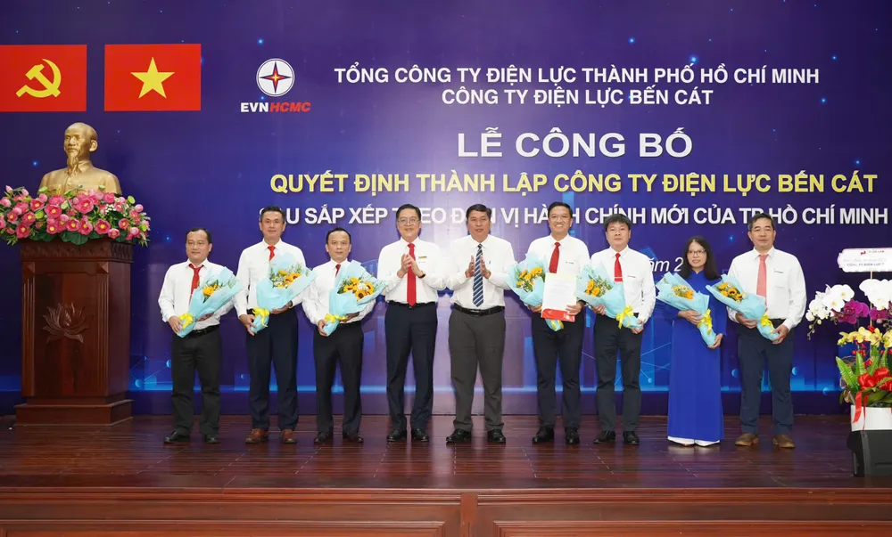 Tổng Công ty điện lực TP.HCM trao quyết định thành lập Đảng bộ, Bí thư, Phó Bí thư, cấp ủy của đơn vị.