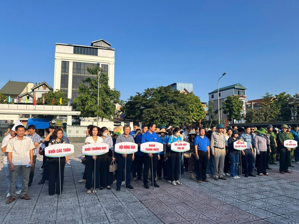 Buổi Lễ ra quân triển khai tổng vệ sinh môi trường gắn với phong trào thi đua “Sáng - Xanh - Sạch - Đẹp” thu hút sự tham gia đông đảo của các tổ chức hội, đoàn thể