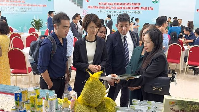 Đại biểu hai tỉnh tham quan gian h&agrave;ng trưng b&agrave;y sản phẩm đặc trưng của Vĩnh Long