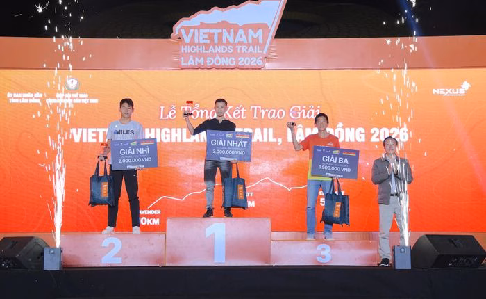 Ban Tổ chức trao giải Nhất, Nh&igrave;, Ba nội dung 10 km nam cho c&aacute;c vận động vi&ecirc;n Hồ Văn B&igrave;nh, L&yacute; Văn Thiểu v&agrave; Nguyễn Khắc Vinh