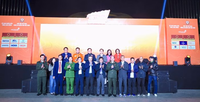 L&atilde;nh đạo tỉnh L&acirc;m Đồng, Hiệp hội Thể thao C&ocirc;ng an nh&acirc;n d&acirc;n Việt Nam, Ban Tổ chức v&agrave; c&aacute;c đơn vị đồng h&agrave;nh, VĐV c&ugrave;ng chụp ảnh lưu niệm