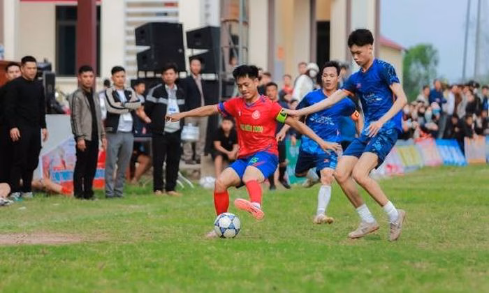 C&aacute;c cầu thủ thi đấu s&ocirc;i nổi tại Giải b&oacute;ng đ&aacute; lễ hội truyền thống l&agrave;ng Ti&ecirc;n Kiều, x&atilde; Bắc Lũng