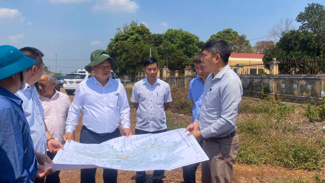 Ph&oacute; Chủ tịch UBND tỉnh Dương Mah Tiệp kiểm tra khu vực quy hoạch định hướng ph&aacute;t triển Trung t&acirc;m x&atilde; Lơ Pang