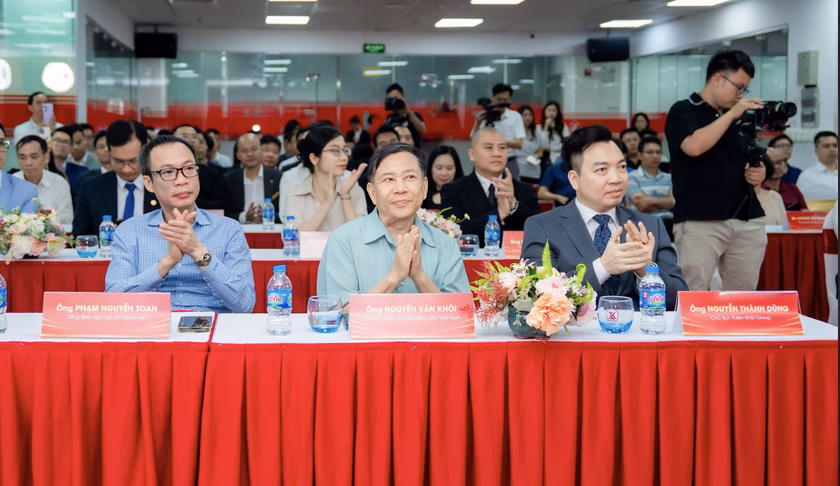 Lãnh đạo các tổ chức bất động sản hàng đầu. Ông Phạm Nguyễn Toan - Tổng Biên tập Tạp chí Reatimes, ông Nguyễn Văn Khôi - Chủ tịch Hiệp hội Bất động sản Việt Nam, ông Nguyễn Thành Dũng - Chủ tịch Thiên Khôi Group.