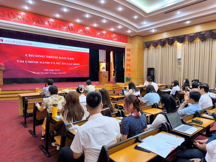 Agribank tổ chức đào tạo Tài chính xanh và Dự án các-bon Giảng viên Trường Đại học Kinh tế - Luật, Đại học Quốc gia TP Hồ Chí Minh chia sẻ với cán bộ Agribank kiến thức về ESG