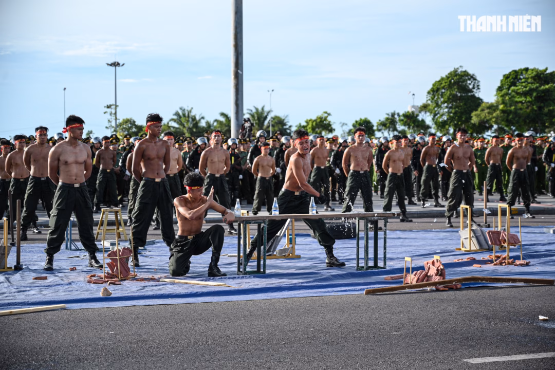 Công an Gia Lai ra quân tấn công trấn áp tội phạm Mãn nhãn với màn biểu diễn võ thuật trong lễ ra quân của Công an tỉnh Gia Lai- Ảnh 13.