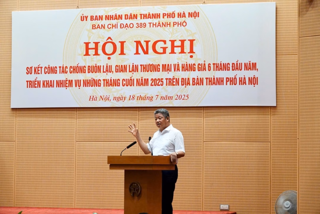 Hà Nội: Buôn lậu, gian lận thương mại ngày càng tinh vi, 8.000 vụ vi phạm sẽ bị xử lý Lực lượng chức năng kiểm tra một điểm tập kết hàng hoá. Ảnh: M.Tùng