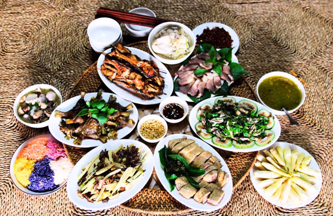 Món ngon từ vịt và cá của người Tày ở Lào Cai Để có những mẻ cá nướng thơm ngon, đồng bào Tày chọn nguyên liệu là cá tự nhiên từ sông, suối, ao.