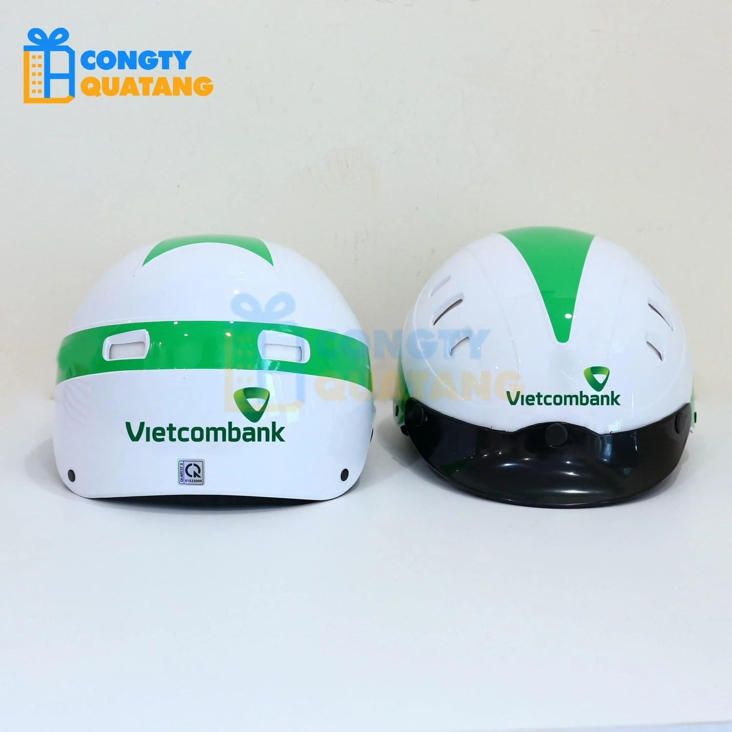 Mũ bảo hiểm in logo quảng cáo giá từ 85.000 đồng – Quà tặng thiết thực cho doanh nghiệp Mũ bảo hiểm 1⁄2 đầu in logo Vietcombank.