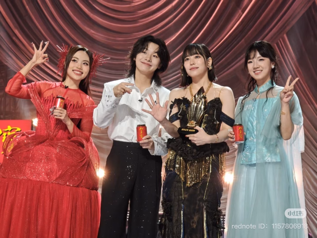 Phương Mỹ Chi gây tiếc nuối với màn trình diễn Lạc trôi tại Sing! Asia Hình ảnh trong chung kết Sing! Asia bị rò rỉ trên mạng xã hội. Ảnh: Tiểu Hồng Thư.