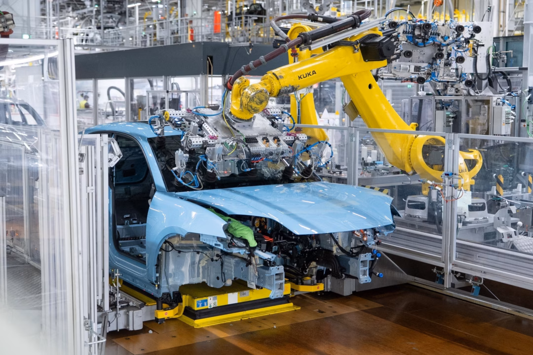 Porsche sản xuất chiếc Macan thứ một triệu Porsche Macan 4 Electric được trang bị 2 động cơ điện tại cầu trước và sau, sản sinh công suất tối đa 408 mã lực và mô-men xoắn cực đại 650 Nm. Xe có khả năng tăng tốc 0-100 km/h trong 5,2 giây trước khi đạt tốc độ tối đa 220 km/h.
