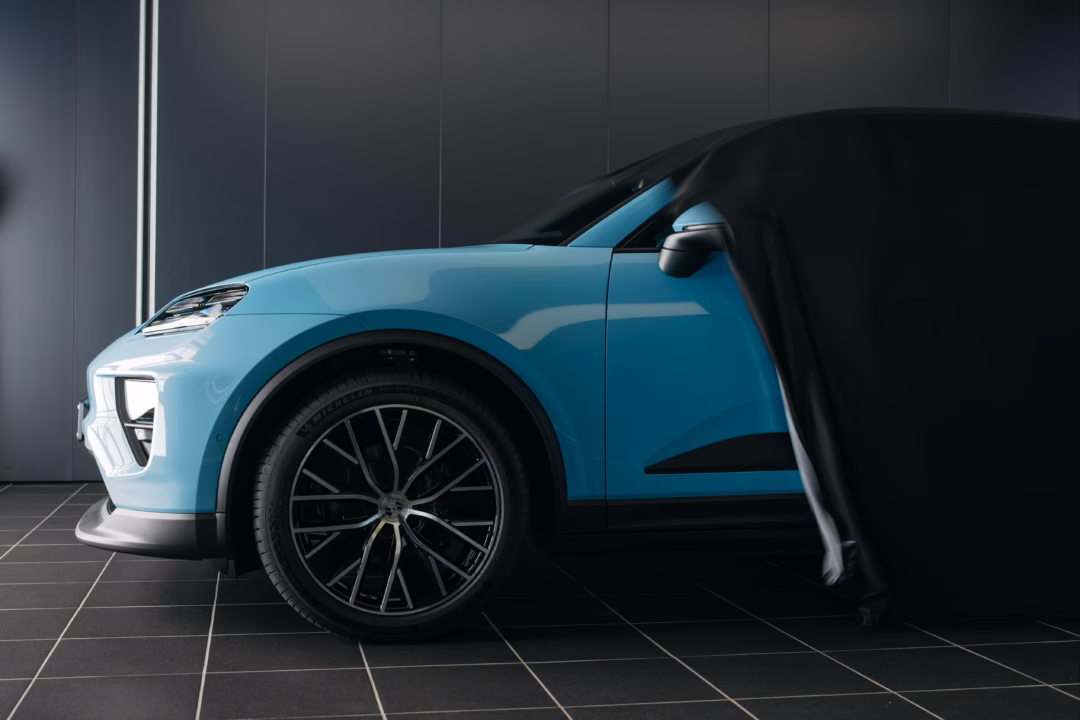 Porsche sản xuất chiếc Macan thứ một triệu Tùy chọn này thuộc dải màu Dreams trị giá 1.523 Euro. Chủ nhân của chiếc xe đã lựa chọn bộ mâm Macan Design kích thước 21 inch trị giá 2.094 Euro.