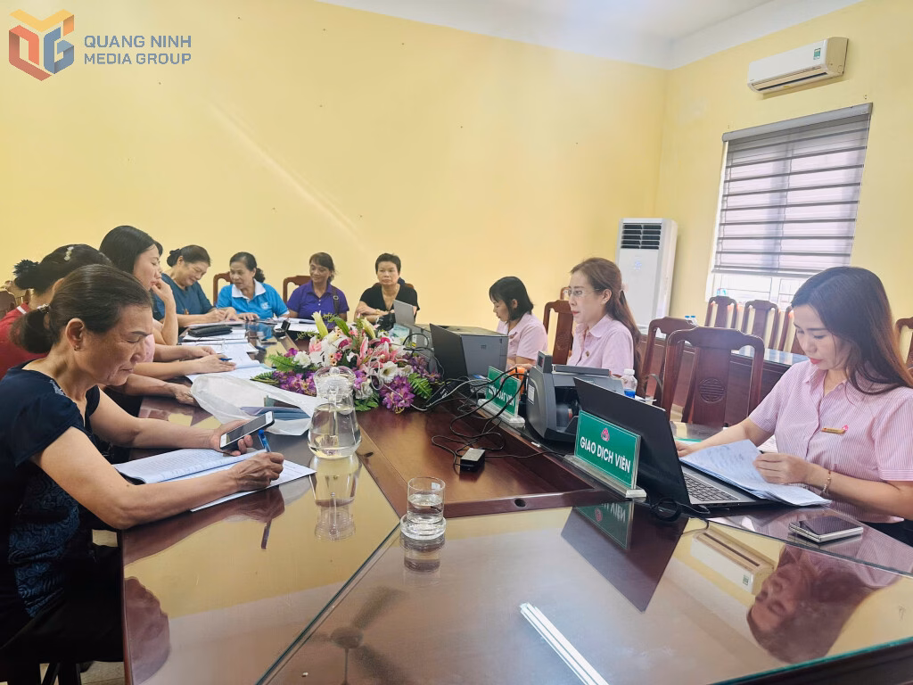 Quảng Ninh: Mở phiên giao dịch tín dụng chính sách tại phường Hạ Long Cán bộ Ngân hàng Chính sách xã hội Cẩm Phả thực hiện giao dịch tại xã Hải Hòa.