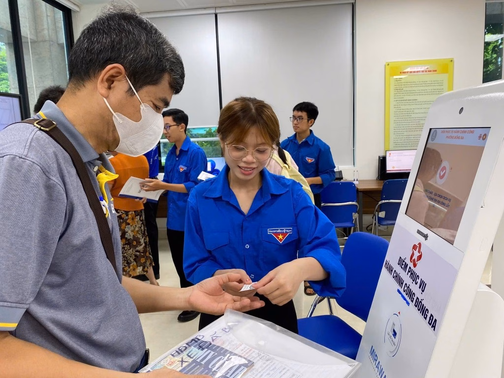 Tuổi trẻ Thủ đô thắp lên ngọn lửa tri thức trong thời kỳ số Tuổi trẻ phường Đống Đa hỗ trợ người dân lấy vé tại kiot tự động Điểm phục vụ hành chính công phường Đống Đa (TP Hà Nội).